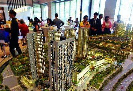 　相比往年，深圳今年的楼市小阳春来得要晚一些。  　　深圳住建局房产信息平台显示，五月新房成交4788套、二手房成交9042套，两个数据同比去年同期相差大约0.1%，出入不大。而放在过往6个月的时间轴内比较，深圳目前的成交量已经在疫情低谷之后逐渐上扬。乐有家、诸葛找房等多个第三方机构数据显示，深圳二手住宅均价已于今年四月上涨到了6万+元/㎡，并持续上行。  　　量价齐涨的5月，不少人已不满足于按揭贷，正尝试利用信用贷来撬动房产，寄望分羹深圳楼市，“买到就是赚到”的投机风开始出现苗头。    　　然而硬币的另外一面，信贷违约的魅影却在悄然闪现，一些银行客户经理好几年都不曾遇到的抵押贷款逾期业务和断供业务开始抬头。部分银行已经开始警惕小微企业贷款潜存的逾期风险；抵押贷展期的状况也让不少客户经理变得“胆小”了起来：对小微企业的贷款审查变严格了。  　　这个夏天缤纷而焦灼。在资金链紧张边缘挣扎的企业、苦于供楼的个人、正灵活套取各种信贷产品投入楼市打新的淘金客们，共同构成深圳楼市魔幻小阳春的一道独特风景线。  　　楼市断供和抵押贷逾期抬头  　　在中国农业银行深圳一支行零售信贷部工作近十年的林丽最近有些烦。服务中小微企业客户近十年，她五月份手头已经接手了两笔贷款逾期业务。过去，她好几年才会遇到一笔贷款逾期业务。这段时间，银行客户经理们好几年都不曾遇到的贷款逾期“黑天鹅”业务如今开始出现了。  　　另一银行经理张敏也不幸踩雷。她的这位客户在深圳宝安区沙井经营了一家四五十人规模的模具厂。前后十几年，历经2008年金融危机，工厂业务整体平稳，老板在今年春节过后也就没太在意疫情对业务带来的冲击。孰料上游大客户四月底临时告知订单要减半，模具厂的经营状况开始断崖式下滑。    　　“中型企业一般预留两三个月现金。开小厂的老板基本都是一有钱就立刻投入生产了，也很少有心思搞副业做投资，老板也就预留了一个月现金。现在撑不过来，已经办了贷款展期。”张敏言及这一切不甚唏嘘，以前银行面临的企业抵押贷逾期情形无非是企业间闹经济纠纷。如今，经手的抵押贷逾期业务不少源于产业链传导而来。  　　幸运的是，林丽和张敏经手的客户都办理了贷款展期，这在往年是不大可能的。  　　今年3月，《关于对中小微企业贷款实施临时性延期还本付息的通知》（下称“《通知》”）允许小微企业还本付息日期延至2020年6月30日。这也让资金紧绷，一时间难以还款付息的企业获得了喘气的机会。  　　相对于小微企业逾期，个人按揭贷款暂时稳定，但也有国有银行深圳分行人士向第一财经记者表示，按揭违约相比去年同期有增加，多是因公司倒闭失去供房收入。  　　“以前每个月大概有几个客户断供；最近每个月大概有十几个客户咨询断供的事情，但是91抖音视频成人也会综合贷款人情况办理延长贷款期限、转按揭，走到出售房屋那一步的客户还不多。”上述国有银行深圳一分行人士直言，但是这类现象有增多苗头。  　　对于部分银行人士感受到的贷款客户的微妙变化，经营小微企业的业内人士、拍卖人士有着类似的感受。  　　常年活跃在企业圈、拍卖圈的王昌尔向第一财经记者表示，“91抖音视频成人目前接手的拍卖资产比去年同期有增加但不明显，下半年会慢慢多起来，毕竟走完拍卖流程也需要时间。”  　　多位银行人士在接受第一财经记者采访之际均有表达，抵押贷逾期、个人房贷断供的现象开始慢慢“抬头”了，但是断供“潮”尚未到来。这其中的原因在于，深圳的房价抗跌性强。即便企业主无路可走将房子入市也能录得一个看涨的估值，不至于走到面临破产起诉查封拍卖及缴纳违约利息、个人征信上榜银行“黑名单”的窘境。  　　即便如此，部分银行已经开始警惕小微企业贷款潜存的逾期风险。  　　“91抖音视频成人支行行长在周会上也提到了这点，让大家最近多梳理手头的中小微企业客户，摸底企业的经营情况、产业链上下游状况，跟企业客户沟通频度要密一点。”林丽直言。  　　抵押贷展期的状况也让不少客户经理变得“胆小”了起来：对小微企业的贷款审查变严格了。  　　“三四月，有小微企业贷款贴息政策支持的时候，银行贷前审查需要到企业经营场所拍照存档，审核红本房屋估价的七成、公司一年流水的六成能否覆盖贷款额度，才能敲定放款与否；现在91抖音视频成人还会查验小微企业上年度营业收入及净利润、上年度纳税额、员工人数、近两年纳税证明及近三年财务报表等资料。”  　　一位不愿具名的股份制商业银行福田区支行的负责人士透露，悄悄收紧放款门槛是考虑到企业展期、续贷现象开始增多，不想造成银行不良资产增多。  　　“淘金客”套用信贷资金  　　即便风险隐现，个人按揭贷仍是深圳各大银行的香饽饽。  　　据乐有家研究中心数据监控显示，2019年至2020年4月深圳一共交易了15万套房子。其中一次性付款占比不到1成，15万套房子里有13万套便采用了按揭贷款的支付方式。而不需要抵质押或者第三方进行担保的信用贷在部分银行的风头甚至盖过了按揭贷。  　　“我手头就排着四五个信用贷客户，都是些贷款信誉记录不错且个人收入来源有保障的客户。”民生银行深圳一支行的刘姓客户经理告诉第一财经记者。  　　如今的信用贷热度明显高于往年。多家银行人士言及信用贷，只是感受不一，但均向第一财经记者表示，信用贷相比去年有增加。  　　其实，受到不少人追捧的信用贷用起来也不是没有风险的。如果贷款人申请了信用贷并且已经用了，会在贷款人征信记录上有所体现。在申请住房按揭贷的时候银行可能会要求贷款人说明首付款的来源，如果提供不了首付款来源的证明，银行可能会要求贷款人提前结清贷款，甚至直接拒批。与此同时，深圳的多家银行都要求信用贷款三年内还清，少数银行要求贷款人的信用贷业务于一年内结清。  　　第一财经记者了解到，对于没有公司没有房产的贷款客户来说，一般银行提供的信用贷上限是三十万元，贷款人可以选择向两三家银行申请信用贷，筹得百万元资金。  　　换言之，贷款人通过信用贷工具适度加杠杆可以助力自身搭上买房的车；但另一方面，它的还款期限又会给到贷款人还款压力，信用贷不良也会直接影响个人按揭贷业务的申请、个人的征信记录等。  　　鉴于信用贷的诸多限制，这些敢于同一时间去找两三家银行申请信用贷，凑足百万元资金投向楼市的客户，多半都对深圳楼市报以极高的热忱，且具有更强的购买力和更稳定的支付力。  　　“我经手的信用贷客户，一次性贷到三十万上限的基本上都是奔着二套房去的。”深圳一家股份制银行黄姓人士表示，深圳楼市这几个月价格持续上行给了不少刚需客和投资客上车的动力。  　　“信用贷一旦出现贷款逾期，因为缺乏抵押物清收很困难，91抖音视频成人审批办理要求一直很严。但是深圳优质客户多，至少我经手的客户这两个月有增多，基本上都是在大企业工作的金领人群，去买房投资的。”黄姓人士续称，楼市的投资回报率给了加杠杆客户人群信心。  　　第一财经采访了一位凭借信用贷搭上二套房快车的淘金者张弛，在深圳打拼的十年，他亲眼见证了深圳楼市的快速上涨。  　　2010年的深圳新房价格是2字头（2万+）。其中变化最大的当属2015-2016年，深圳房价从3字头直接跳到到5字头，主因是2015年330政策放松了限购限贷，以及深圳整体经济大环境的迅猛发展。自2017年开始，政府严控楼市，打击炒房投资客，为保障刚需权益推出了系列新政，才促使深圳新房价格渐趋平稳，近3年涨幅仅3%。  　　乐有家研究中心数据显示，十年间深圳房价总涨幅178%，领先国内诸多城市。今年疫情期间，深圳楼市仍呈上涨之势。此前，深圳二手住宅均价还在5.7万元/㎡水平，到2020年4月，均价上涨到了6万+元/㎡。同时，楼市成交也快速回暖，5月深圳二手住宅过户量再度突破8000套，创近半年新高，但距离去年末还略有差距。  　　在张弛及他身边的人看来，房子无疑是实现财富快速增值及拉开阶层差距的第一大法宝。这也令他及身边人动用信用贷撬动二手房的信心和兴趣度大增。  　　高涨的楼市看不到终点  　　敢于加杠杆背后，是大多数深圳人笃信深圳楼市供需不平衡的局面暂时难以得到改变。  　　根据深圳市土地交易中心数据显示，2006-2019年间，深圳累计住宅供应730578套，年均5.2万套，放在长时间周期中，年住宅供应呈曲线下行之势；与之对应的是，常住人口从2006年的846.43万人，增加到2019年的1343.88万人，累计增加接近500万人，呈整体上行之势。  　　同时，土地供应结构性失衡，工业、商业类用地供应多、住房用地供应少的局面十余年间并未得到扭转。美联物业根据官方公开出让的土地数据统计显示，过去14年里，深圳居住、商业、工业三类用地结构的分别占比分别是：17%、10%和53%。  　　结构性失衡推导下，深圳购房需求在三月疫情缓和后便密集释放，市场快速从四月份的部分片区过热到现在量价齐升。  　　同时，房企们的拿地信心也正在快速被点燃。5月，深圳房企龙光地产拿下的深圳前湾片区地块，以总价116亿元占据5月全国住宅用地成交总价榜首，每平米可售楼面价超过8万元。  　　楼市热情不褪，投机风开始出现苗头，给调控再度加压。以5月为例，深圳市住建局的调控动作接二连三。  　　5月22日，住建局亲临地产中介机构现场检查，TaTa公寓、鸿荣源·壹方中心、星河丹堤、金亨利首府等一批挂牌价明显高于近期真实成交价的房源被迫下架。5月26日，针对网友投诉网红盘华强城捂盘惜售、沙井海岸城偷收喝茶费等问题，深圳市宝安住建局要求片区所有住宅新盘采取委托公证公开认筹筹钱选房的形式予以销售。  　　高价房源下架、捂盘惜售内定房源被约谈，再到近两日福田区棚改炒作遭住建局打压……主管部门操作基本上对症下药，步步紧跟，以防楼市过热。  　　住房“盘子小”的深圳也正在通过增大住宅供应，寄望打破楼市过热困局。  　　5月初，深圳发布的《2020年度建设用地供应计划》显示，年内计划供应1200公顷建设用地，与2019年计划供应量持平，其中居住用地为293.2公顷。这一居住用地的供应比例较往年有所上升，年内计划供应面积较2019年实际供应面积增加了50%。  　　这个6月，备受瞩目的光明金融界项目已经开放展示中心，而全民瞩目的润玺一期年内也将会入市。整体来看，“买到就是赚到”投机心理、刚需客的快速上车心理、开发商的拍地热情等都给深圳楼市按下了快进键。但平抑深圳房价增长，彻底打破供求不平衡的主逻辑仍将是一个漫长的过程。  　　来源：第一财经网