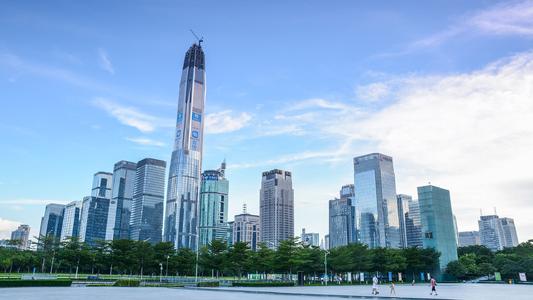 “现在福田中心区换办公室的客户，大多数都是因为今年经济收入不行，承受不起这么高的租金。”在福田中心区做写字楼出租工作的中介江先生告诉《华夏时报》记者，目前中小企业搬离福田中心区的情况越来越多。  　　中原盘源系统显示，目前福田中心区的空置率总体相对较高，但个盘差别挺大，平安金融中心空置率只有10%、皇庭广场空置率为9.5%。  　　在当前经济环境下，深圳全市写字楼一边是供应量充足，空置率不断攀升。另一边一波中小企业迫于成本压力正搬离市中心区，由此导致部分写字楼的空置率居高不下，租金不断下探，招租成为一大难题。    　　近三年写字楼供应持续走高  　　随着深圳全市写字楼空置率不断攀升，租金一路下行，不少写字楼面临招租难的窘境。今年以来，随处可见写字楼招租广告以及免租信息，各中介、房东为招租费了不少心思，但收效甚微。    　　第一太平戴维斯统计数据显示，深圳市2020年第一季度平均空置率结构性环比上升1.2个百分点，达26.2%。截至季末，深圳全市平均租金下降至201.7元/平方米/月，租金指数环比下跌1.6%。  　　而值得注意的是，供应增加无疑是深圳写字楼空置率攀升的主要推手。《华夏时报》记者根据第一太平戴维斯近年来发布的写字楼报告梳理得知，从2018年起，深圳写字楼供应量再呈上升走势。数据显示，2018年深圳全年累计供应量不足80万平方米，2019年深圳全年累计供应量达107.7万平方米。截至2019年底，深圳全市甲级写字楼总存量同比上升17.7%，至715.6万平方米。  　　与此同时，第一太平戴维斯预测，深圳2020年将迎来未来五年内的甲级写字楼供应高峰，全年预计累计共有134万平方米的新增写字楼面积交付，且未来五年新增供应总计达507万平方米。随着疫情结束和经济的发展，写字楼去化速度才可能得到相应变化，但租赁市场的竞争料将持续。  　　中小企业逃离福田中心区  　　“时常可以碰到一些中小企业换租、退租的情况，陆续搬离到租金更低的地段去了。”在福田中心区做写字楼出租工作的江先生对《华夏时报》记者表示，今年受疫情影响，一些中小企业为了节约租金成本以及员工的生活成本，搬离了中心区，有些甚至搬去了龙华、龙岗区。  　　陈女士所在的一家私募公司不久前便搬离了深圳福田中心区的平安金融中心。陈女士反映，一是平安金融中心作为地标级写字楼，租金始终维持高位，且议价空间不大；二是考虑到公司今年的整体效益不如往年。从福田中心区“逃离”后，陈女士所在的公司搬至岗厦地铁站附近，虽然还是在福田区，但岗厦总体的租金水平是平安金融中心租金的一半左右。  　　《华夏时报》记者了解到，平安金融中心的租金价位一直处于福田中心区最高水平，据中介沈先生表示，目前该写字楼的租金在350-500元/平方米/月。相比于周边其他写字楼200元/平方米/月出头的租金，平安金融中心作为地标，租金也高了一倍多。  　　让利招租情况难言乐观  　　“现在招租91抖音视频成人不收取承租方任何中介费，如果能和91抖音视频成人签约，91抖音视频成人还可以和承租企业平分佣金。”中介江先生对《华夏时报》记者表示，尤其是有一波金融公司爆雷，集体退租，后面再招租就更难了，所以有些二房东也跟着“跑路”了。  　　沈先生在深圳福田区从事写字楼出租工作已超过10年，他告诉《华夏时报》记者，近1年来，深圳写字楼租金下降了20-35%。除报价有所下跌之外，出租方给承租企业的免租期、相应折扣等方面，都有较大的让利空间。  　　与此同时，虽整体租金议价空间拉大，但仍有不少中小企业迫于中心区高昂的租金压力，选择退而求其次，往租金价格低的地段撤离。而更有甚者，一些小型的公司甚至直接搬离深圳，向东莞、惠州转移了。  　　面对不断撤离的企业，沈先生表示：“现在业主都是在诚心招租，如果公司承租面积够大、公司资质也还可以，租金方面都是很好商量。”沈先生对《华夏时报》记者表示，由于此次疫情，业主方对于资质好的企业，都会给予较多的让利空间。  　　沈先生向记者透露，目前平安金融中心A座有空置写字楼出租，而对于入驻的企业，需要事先核实企业资质。对于资质较好的企业，出租方给出的租金会有较大的优惠。“一般大型企业过来都会比较受欢迎，业主会给出合理的价格，留住客户。”沈先生表示，如果是世界500强企业，租金可以打7-8折。  　　来源：华夏时报